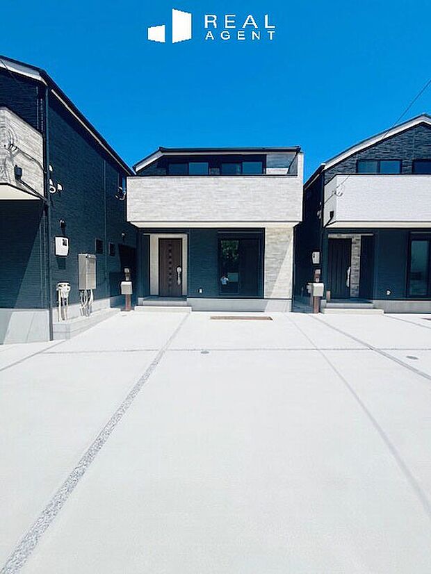 『現地外観』
早くも最終1棟になりました！　洗礼された外観。早く帰ってきたくなるような暖かな陽光に恵まれた新邸です！