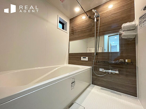 『B号棟バスルーム』
一日の疲れた体を癒す極上の空間です。足をのばしてゆったりできるゆとりの浴槽。床・壁も心落ち着くカラーを選定しております。