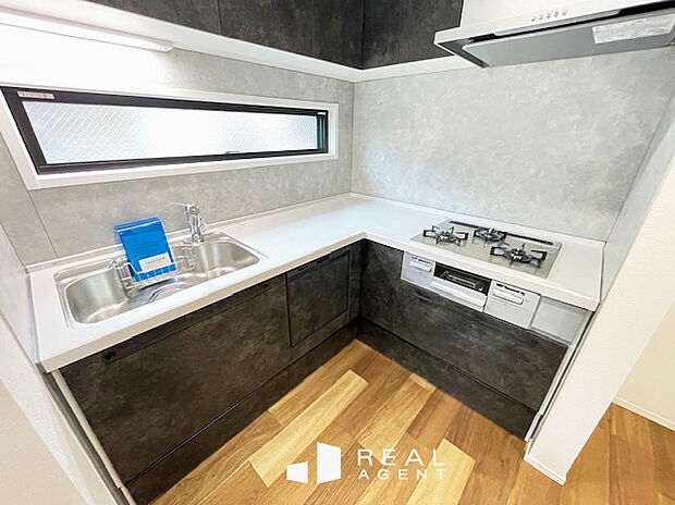 『A号棟キッチン』
L字型によりスペースを確保。
料理中の動線確保もしっかりできます