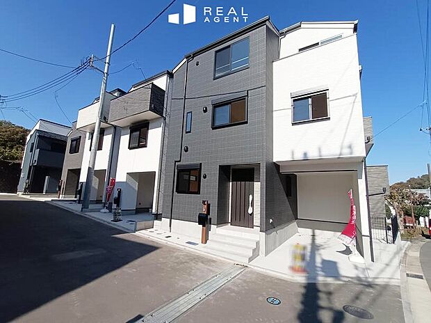 『現地撮影』
青空に包まれる現地。ハイグレードな設備・仕様で毎日の暮らしを彩り、心を豊かにします。晴れやかな新生活をお届けします。