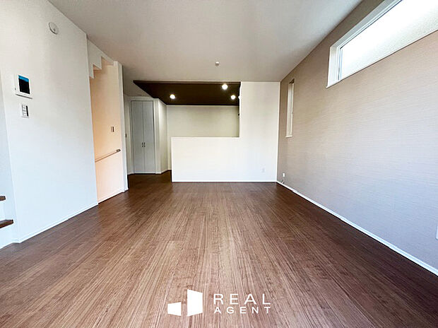 約15帖のご家族とコミュニケーションの取りやすいリビング空間。