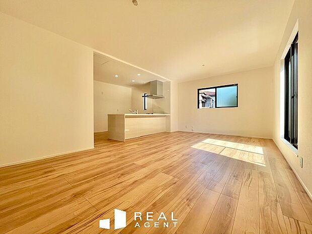 『リビング』
明るい陽光が魅力のリビングです！