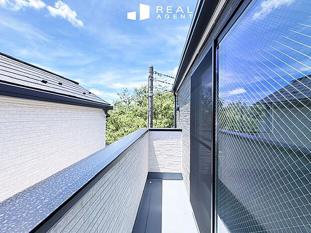 『A号棟バルコニー』
青空が広がる開放的な視界。風通しも良く気分転換のしやすい心地よいバルコニー。
