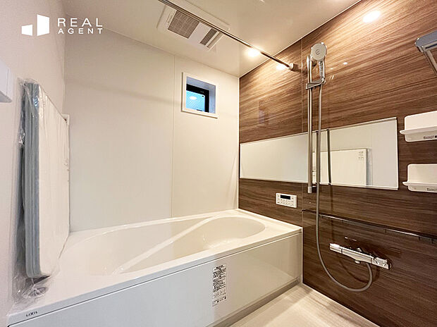 【バスルーム】浴室換気乾燥機付きのバスルーム。
ワイドな鏡で奥行を感じられる空間。