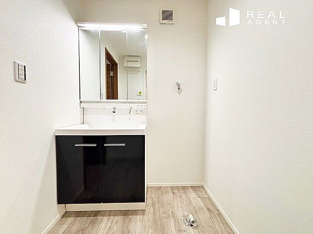 【D号棟パウダールーム】細かな収納が付いていて便利な洗面化粧台です。パウダールームは洗濯機を置いてもゆとりのある広さです。