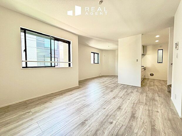 【G号棟リビングルーム】ダイニングテーブルとソファを置いても圧迫感の無い広さでのびのびと暮らせます。シンプルな内装で家具選びも楽しくなります。