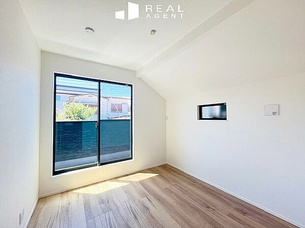 【B号棟洋室】各お部屋収納付き。　多趣味なご家族様にもおススメです！　自分だけのくつろぎ空間をお楽しみください