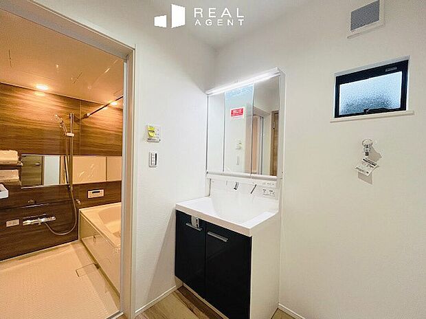 【B号棟洗面化粧台】LEDライトや３面鏡、細かな収納がついている洗面化粧台は朝の忙しい時間帯もストレスなく使用できます！