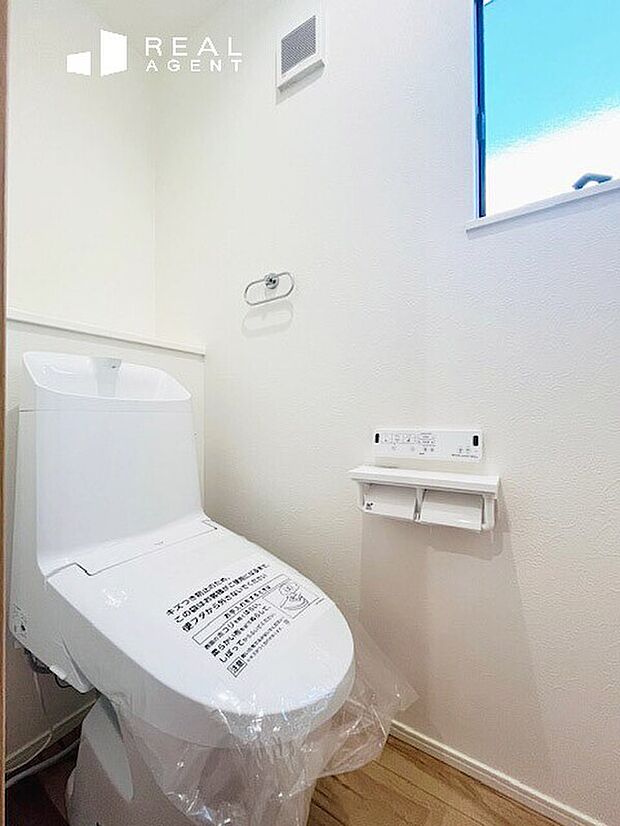 【B号棟トイレ】2か所にトイレがあり来客時も気にすることなく使用ができます。　最新モデルのためお掃除も楽ちんです！