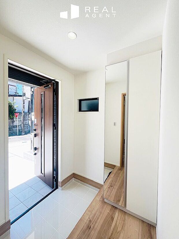 【B号棟玄関】明るくお帰りを迎えてくれる玄関。
大容量のシューズボックスがあり、玄関をきれいに保てます。