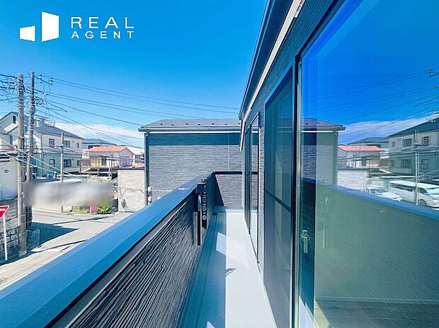 【B号棟バルコニー】高めの手すりもあるので、周囲からの視線を気にせずのんびり過ごすことができるバルコニー。