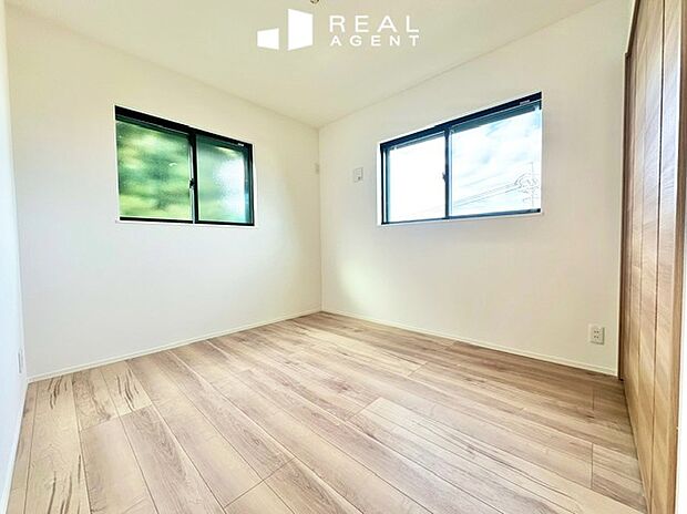 【洋室】居室の窓から自然光がたっぷりと入る温かい洋室。