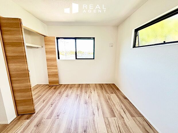 【洋室】ライフスタイルに合わせてお部屋のレイアウトを変更しやすいシンプルな内装。様々なテイストの家具とマッチします。