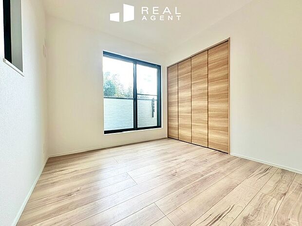 【洋室】自然な明るさで穏やかな空間に、ゆったりとした広さで安らかな時間を誘う寛ぎの間に♪