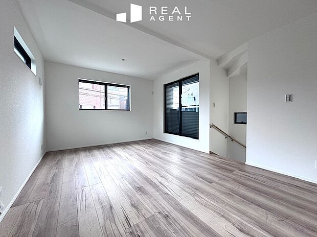 【B号棟リビング】ナチュラルウッドを基調とした木の温もりを感じる内装のリビング。緑を置いて、ナチュラルテイストなリビングもいいですね。