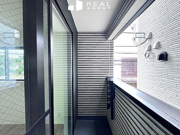 【B号棟バルコニー】澄み渡る青空と爽やかな風を肌で感じられるバルコニー。疲れた時はコーヒー片手にホッと一息つきましょう。