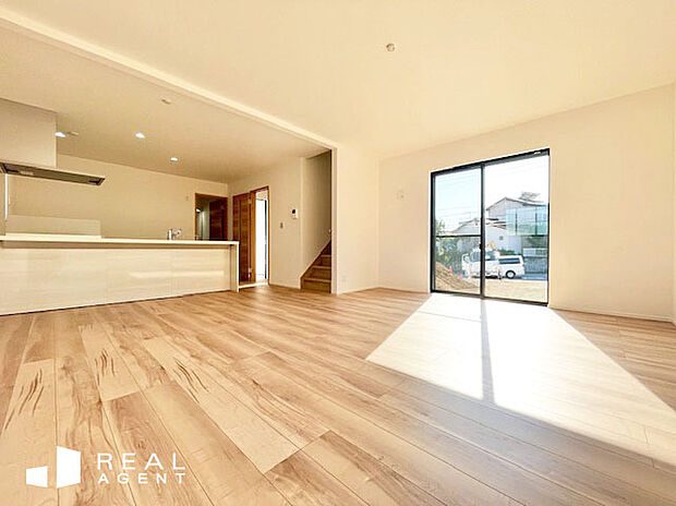 【C号棟リビング】優しい色合いのフローリングで、ご家族が自然と集まる憩いの場に。ご家族とコミュニケーションが取りやすく、絆が深まるリビング。