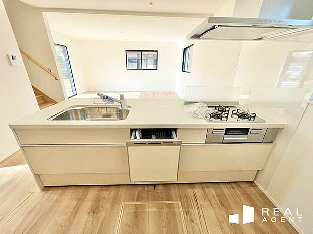 【C号棟キッチン】時短、節約可能な食洗器もございます。洗い物による手荒れも予防できます♪浄水器や３口ガスコンロなど設備充実のキッチン♪