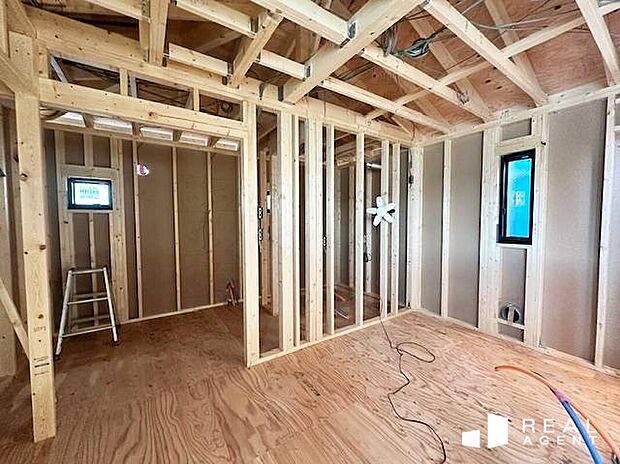 【現地撮影】各居室収納付きで整理整頓がしっかりできる使い勝手の良い洋室。ワークスペース、自習スペース、子供部屋など様々な用途でご使用いただけます。