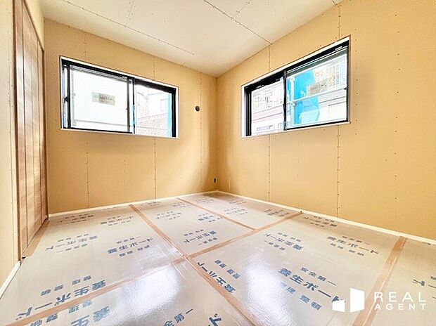 【内観】2面採光で陽当り良好。明るく過ごしやすい、優しい光が射す空間。