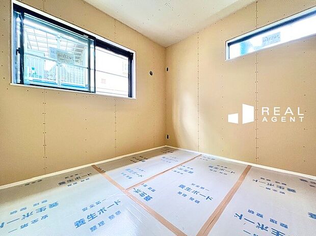 【内観】各居室収納付きで整理整頓がしっかりできる使い勝手の良い洋室。ワークスペース、自習スペース、子供部屋など様々な用途でご使用いただけます。