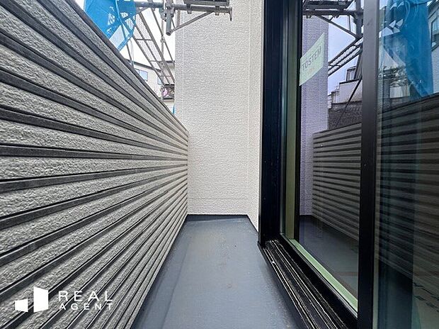 【バルコニー】澄み渡る青空と爽やかな風を肌で感じられるバルコニー。疲れた時はコーヒー片手にホッと一息つきましょう。