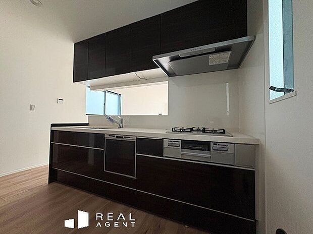 【B号棟キッチン】キッチンサイドには収納があり備蓄などもおしまいいただけます！