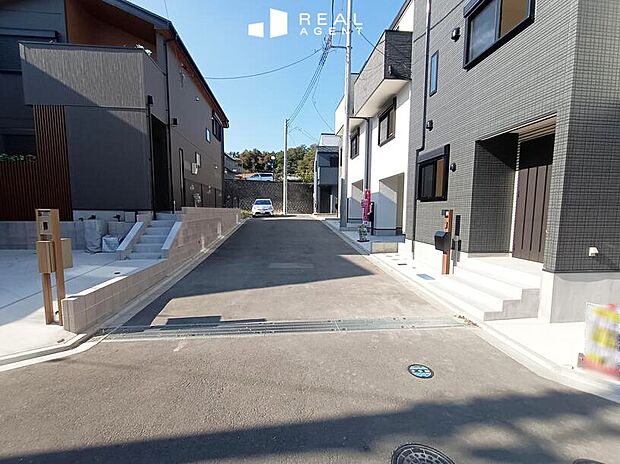 【現地前面道路】お車でのアプローチもご案内させて頂きます。お車と徒歩のアプローチをご一緒しますので、なんなりとご質問下さい。