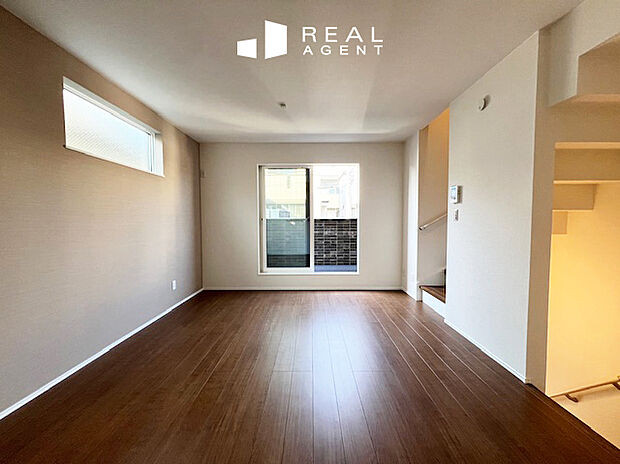 【B号棟リビング】約15帖のご家族とコミュニケーションの取りやすいリビング空間。