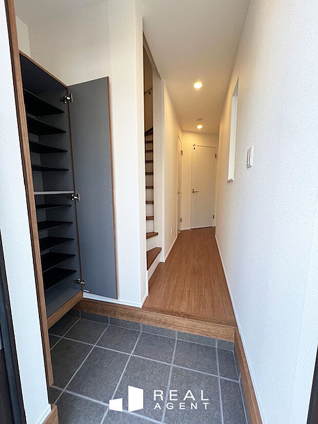 【B号棟玄関ホール】シューズボックスには細かい収納があり、玄関もしっかり綺麗に。