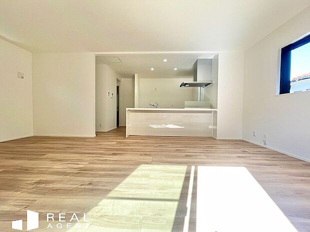 【リビングルーム】3面採光のため、明るく暖かい空間。ご家族が自然と集まる憩いの場に。