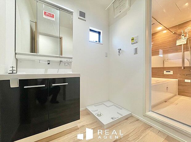 【洗面化粧台】3面鏡になる洗面化粧台。　収納も完備しており散らかりやすい洗面周りもすっきりご利用可能