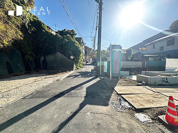 【現地前面道路】実際の設備・仕様はショールームや、完成済みの物件をご覧頂き、具体的にイメージができるようにご案内させて頂きます。