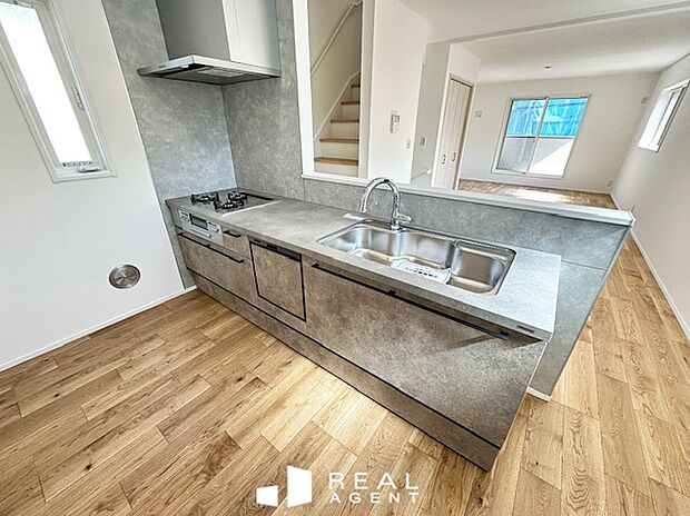 【A号棟キッチン】リビングで過ごすご家族とコミュニケーションが取りやすく、孤立感のないキッチンスペースです♪