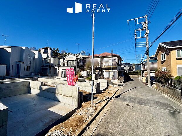 【現地前面道路】不動産をご購入する上で道路付けはとても重要です。
方位も大切ですが、建築基準法上のどの様な道路なのか、しっかりとご説明をさせて頂きます。