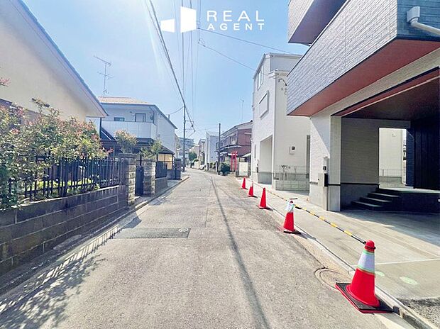 【現地前面道路】不動産をご購入する上で道路付けはとても重要です。方位も大切ですが、建築基準法上のどの様な道路なのか、しっかりとご説明をさせて頂きます。