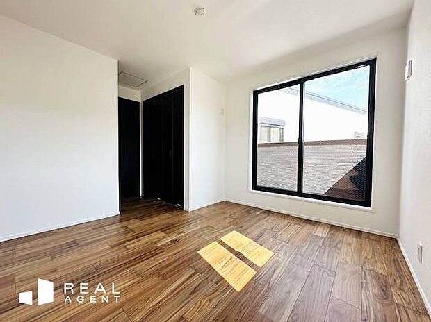 【C号棟洋室】バルコニーに面した洋室は、広めの窓から自然光が入り、心地の良い空間にしてくれます。窓を開けて爽やかな風を感じられます。