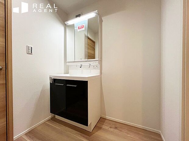 【B号棟洗面化粧台】何かと散らかりやすい洗面周り。 収納多数ですっきりご利用可能!