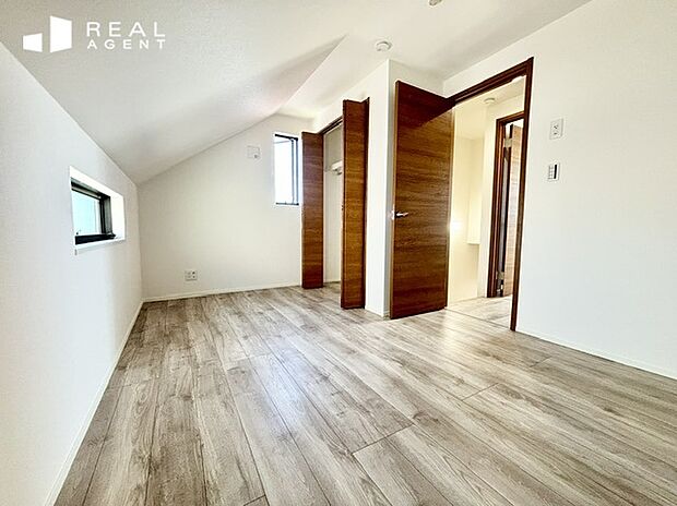【C号棟洋室】ナチュラルカラーのフローリングにホワイトクロスを組合せたどんなテイストの家具にも合うシンプルな内装と形状。