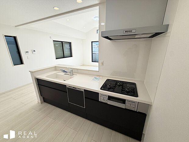 【2号棟キッチン】リビングで過ごすご家族とコミュニケーションが取りやすく、孤立感のないキッチンスペースです♪