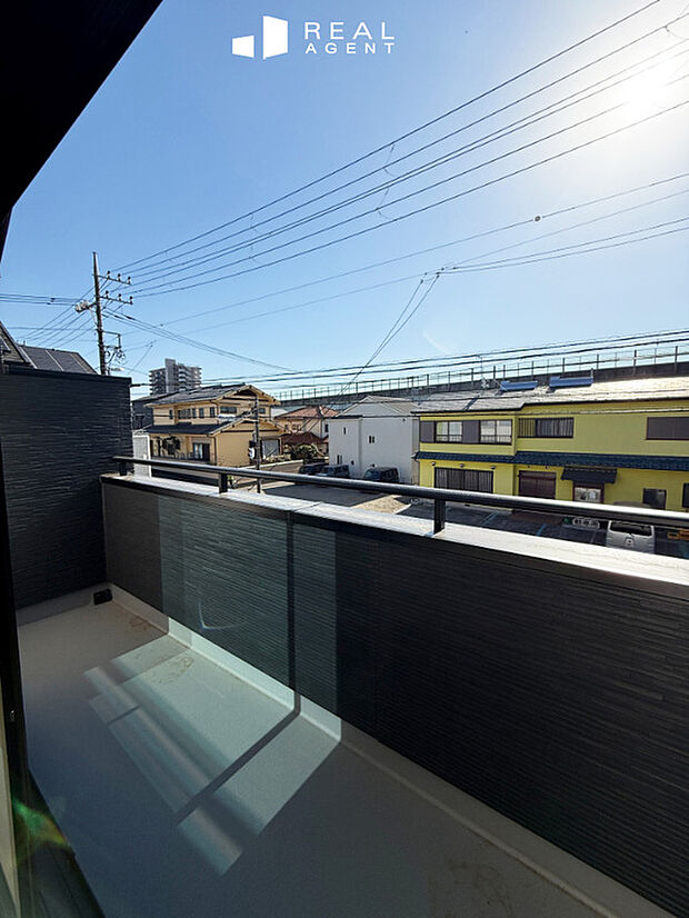 【2号棟バルコニー】高めの手すりもあるので、周囲からの視線を気にせずのんびり過ごすことができるバルコニー。