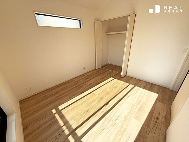 【II-2号棟洋室】ライフスタイルに合わせてお部屋のレイアウトを変更しやすいシンプルな内装。様々なテイストの家具とマッチします。