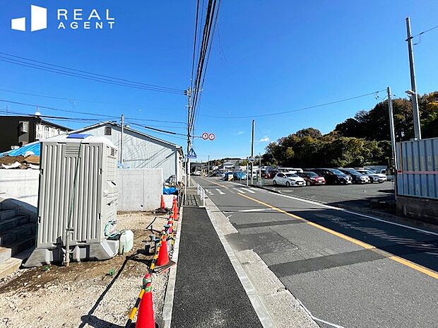 【現地前面道路】南側接道に付き、あたたかい光が射し込む明るい現地です。