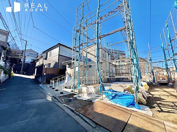 【現地撮影】全棟1台駐車できるカースペースがございます。お車なら横浜駅近辺には約15分、磯子・海の見える公園には約10分でアクセスができる立地なので休日はご家族でドライブしながら楽しめます。