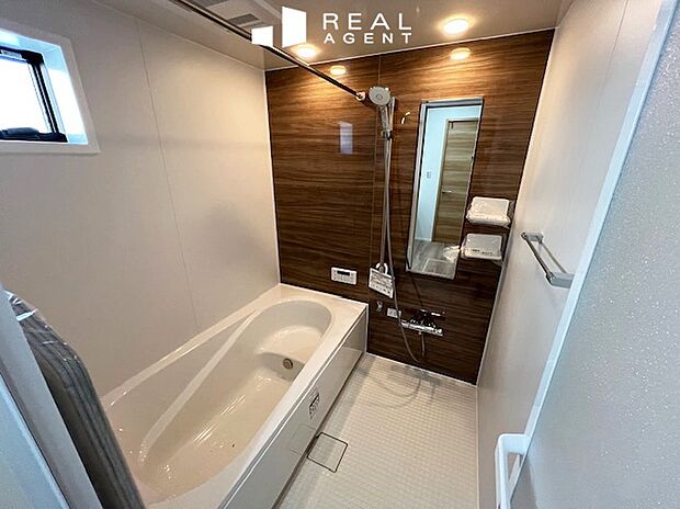 【浴室】自然光やさわやかな風を取り込む開閉式窓もございます。浴室乾燥機も設置してあり換気も十分に行えます。