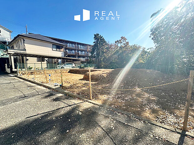 【現地撮影】第一種低層住居専用地域で閑静な住環境。徒歩約13分の「永田みなみ台公園」には遊具が豊富なログハウスもございます。幼稚園、小学校も徒歩約10分なので子育て世帯に嬉しい立地。