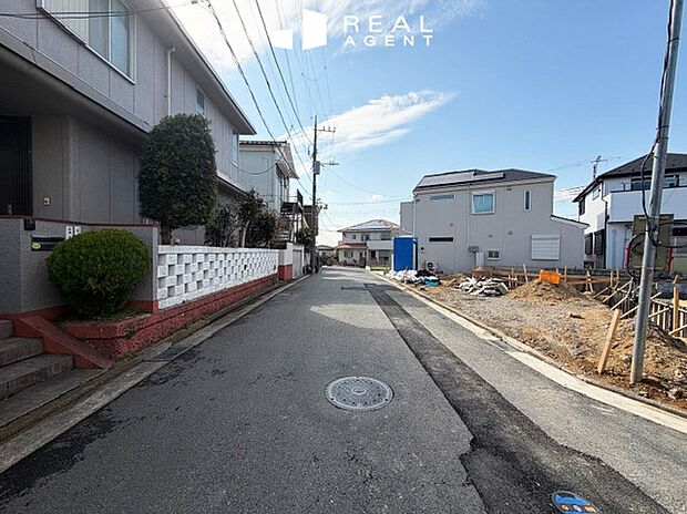 【現地前面道路】B号棟は南側、南東側道路に面した角地!
現地までのアプローチをしっかりとご説明させて頂きます。
お車と徒歩のアプローチをご一緒しますので、なんなりとご質問下さい♪