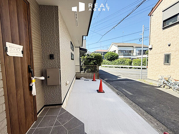 【現地前面道路】堂々完成!ご内見できます。敷地条件を活かした、住む人の暮らしを考えた間取り。当日のご連絡でもご見学頂けますので、お気軽にお問い合わせください。