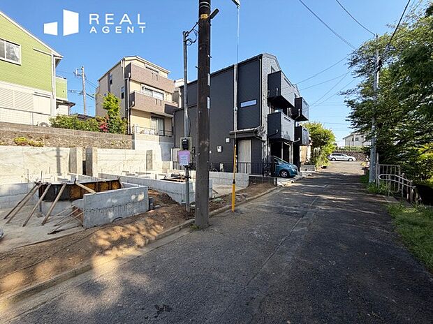 【現地前面道路】お車でのアプローチもご案内させて頂きます。お車と徒歩のアプローチをご一緒しますので、なんなりとご質問下さい。