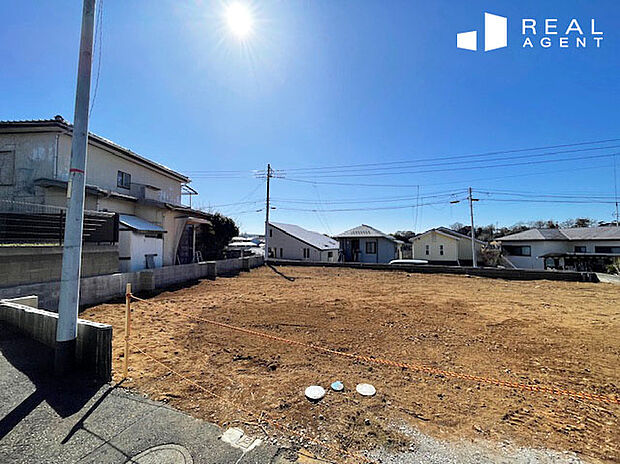 【現地撮影】南側道路×ひな壇のため陽当りも良好です。心安らぐお家時間を。